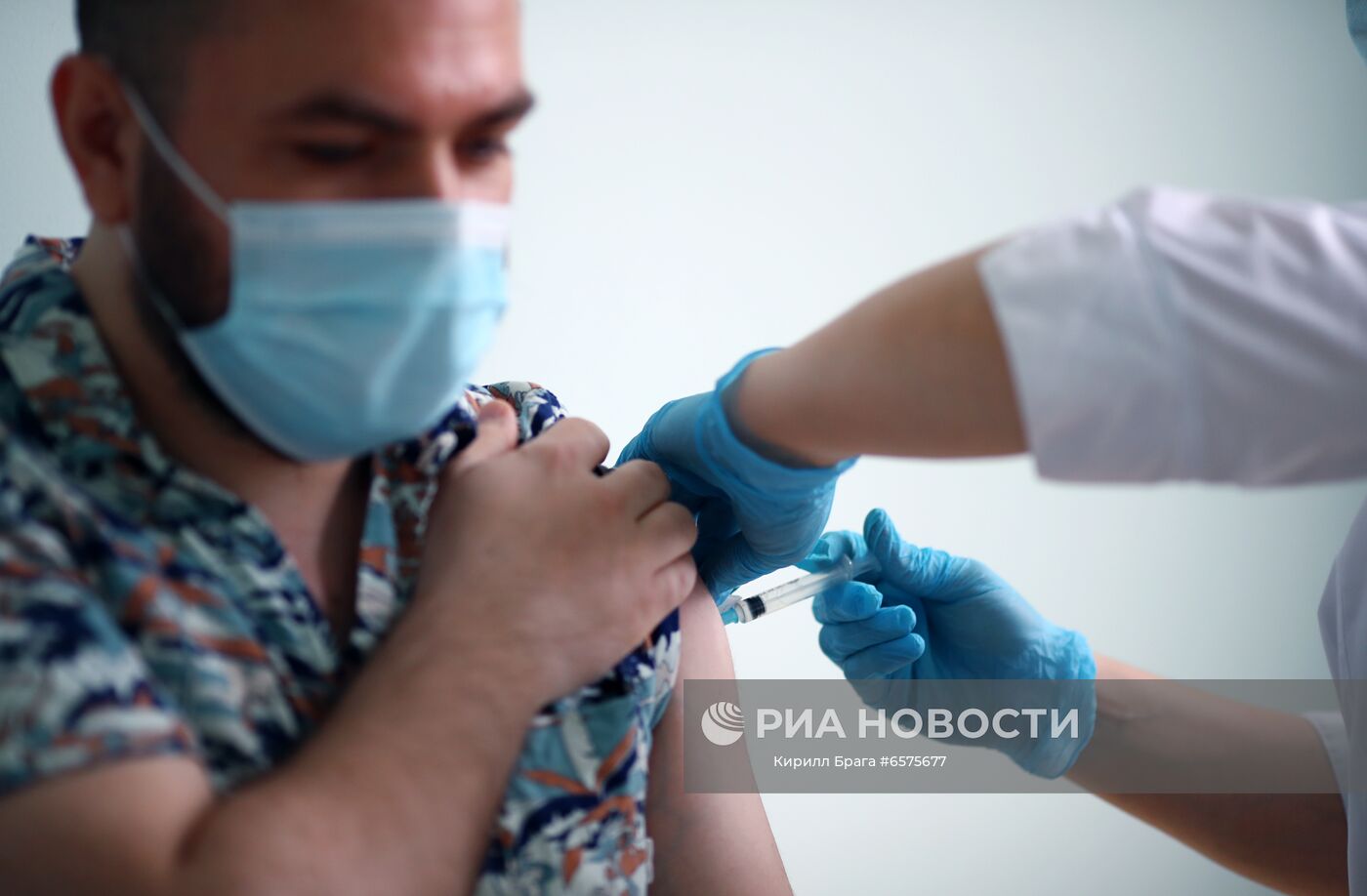 Мужчина во время вакцинации против короновирусной инфекции препаратом "КовиВак" в поликлинике №28 в Волгограде. Место: Россия, Волгоград. Автор: Кирилл Брага/РИА Новости. Вакцинация препаратом "КовиВак" в Волгограде