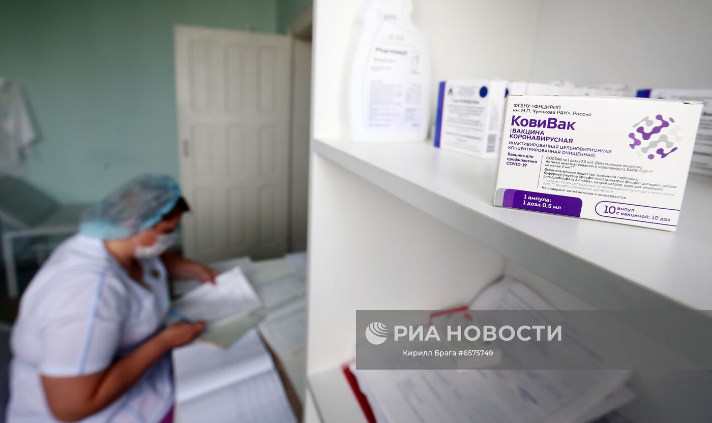 Медицинский работник работает с документыми во время вакцинации против короновирусной инфекции препаратом "КовиВак" в поликлинике №28 в Волгограде. Место: Россия, Волгоград. Автор: Кирилл Брага/РИА Новости. Вакцинация препаратом "КовиВак" в Волгограде
