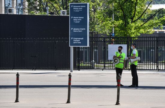 Закрытие фан-зоны для болельщиков в Лужниках из-за ситуации с распространением коронавируса в Москве