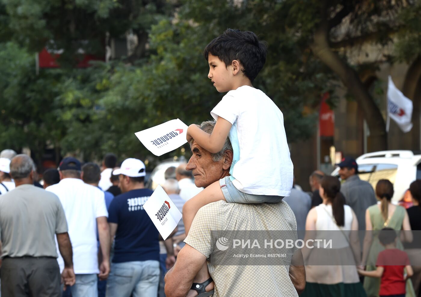 Предвыборный митинг сторонников Р. Кочаряна в Ереване