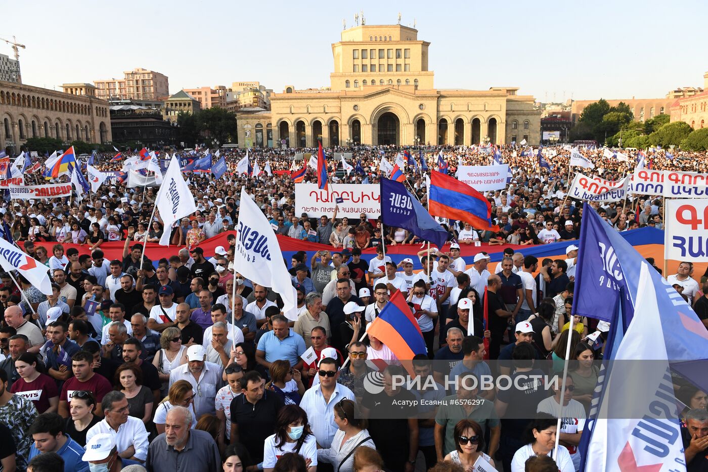 Предвыборный митинг сторонников Р. Кочаряна в Ереване