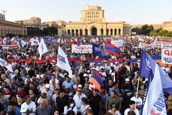 Предвыборный митинг сторонников Р. Кочаряна в Ереване