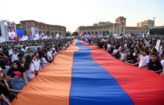 Предвыборный митинг сторонников Р. Кочаряна в Ереване