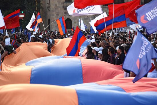 Предвыборный митинг сторонников Р. Кочаряна в Ереване