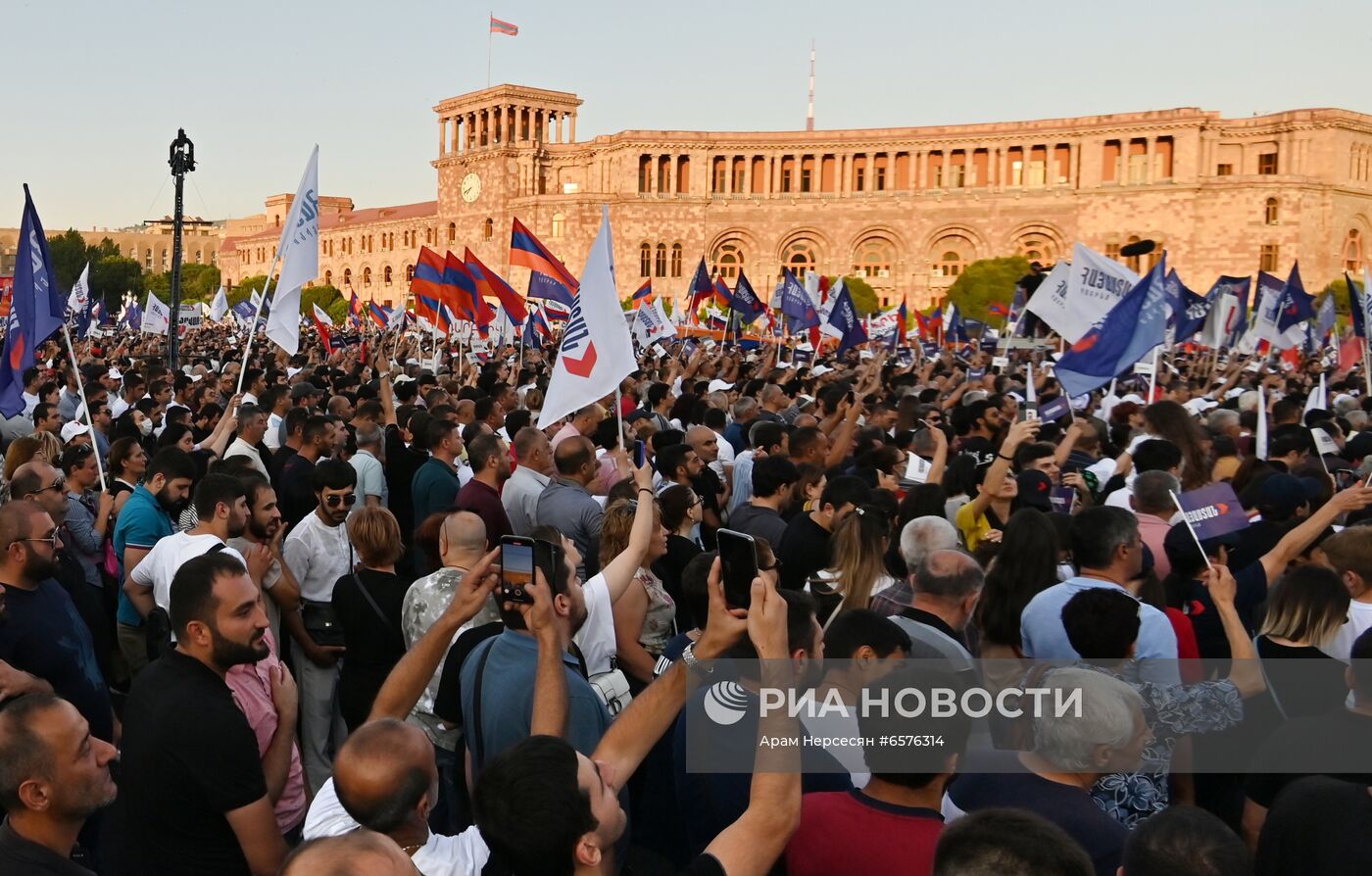 Предвыборный митинг сторонников Р. Кочаряна в Ереване