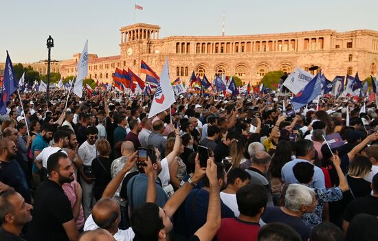 Предвыборный митинг сторонников Р. Кочаряна в Ереване