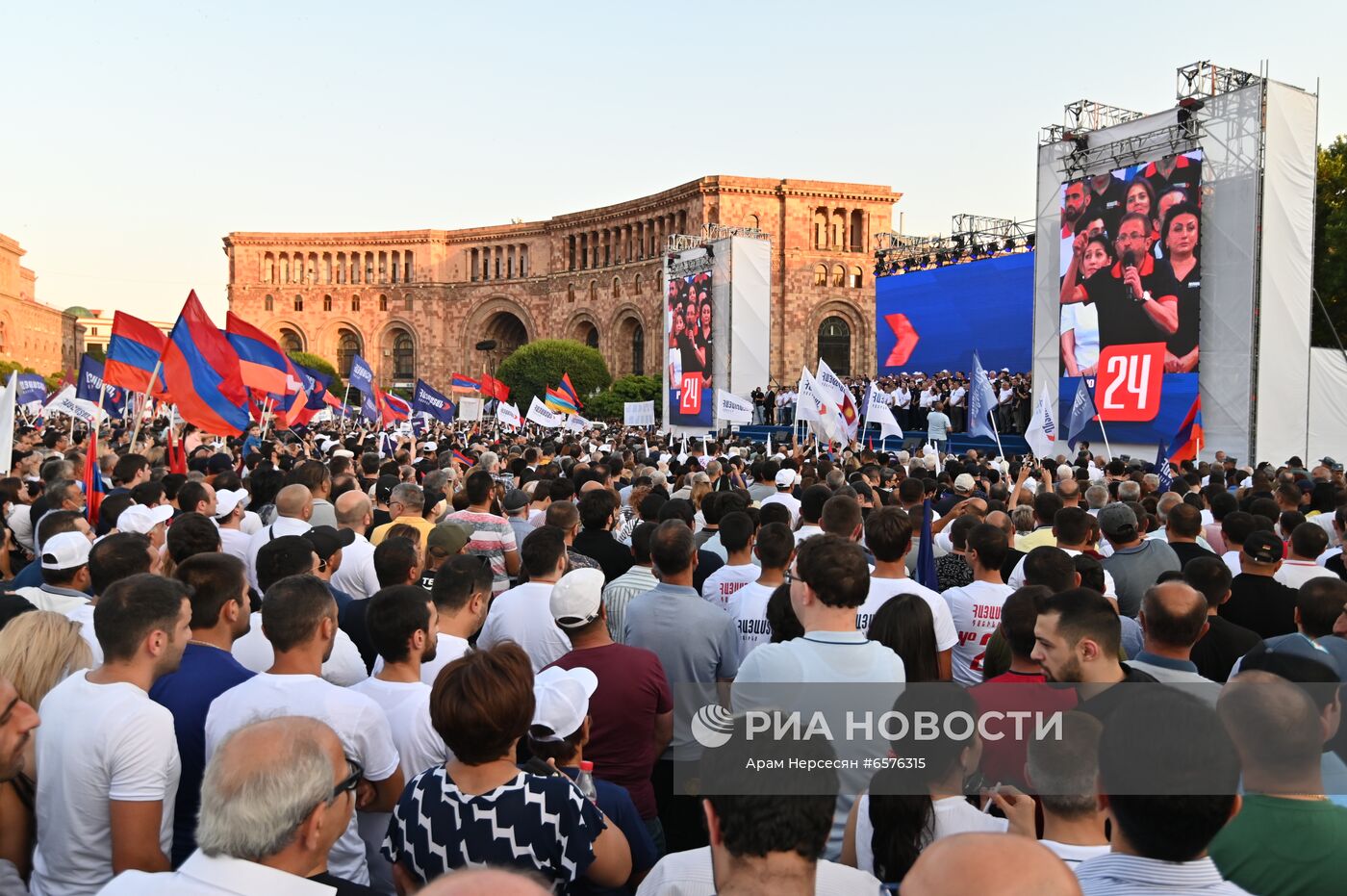 Предвыборный митинг сторонников Р. Кочаряна в Ереване