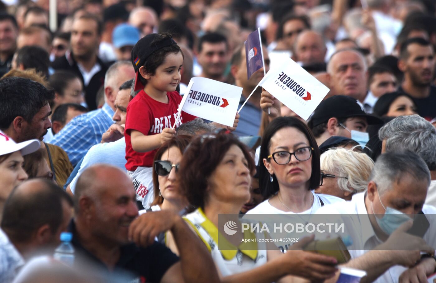 Предвыборный митинг сторонников Р. Кочаряна в Ереване