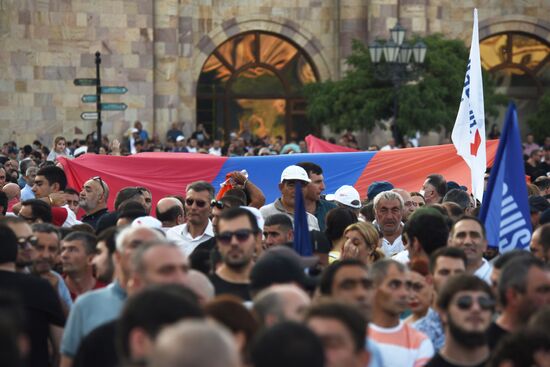 Предвыборный митинг сторонников Р. Кочаряна в Ереване