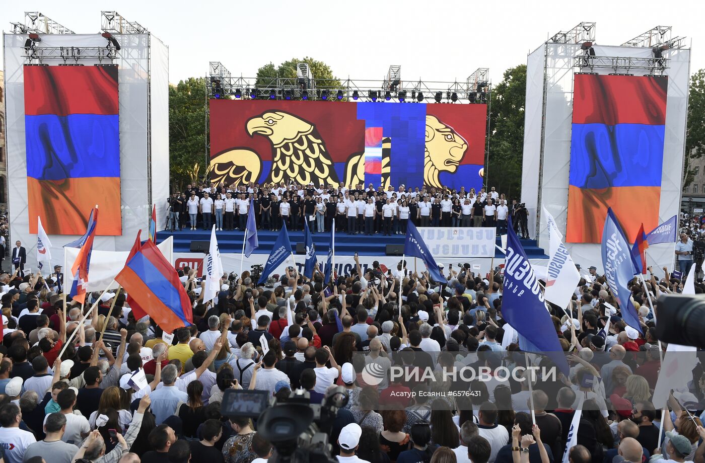 Предвыборный митинг сторонников Р. Кочаряна в Ереване