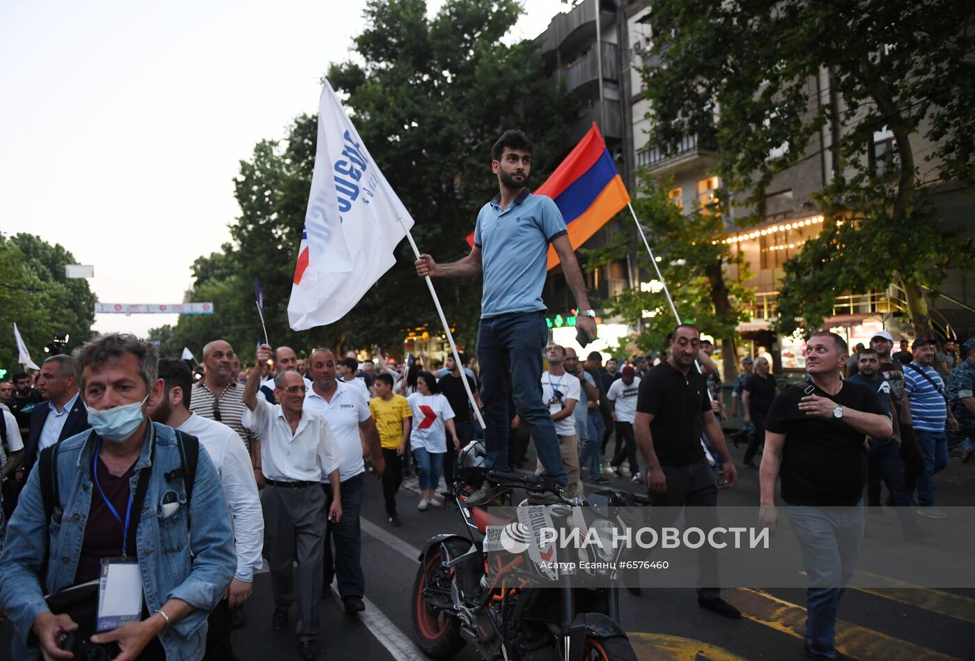 Предвыборный митинг сторонников Р. Кочаряна в Ереване