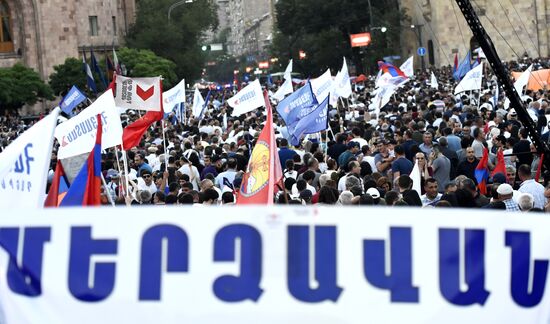 Предвыборный митинг сторонников Р. Кочаряна в Ереване