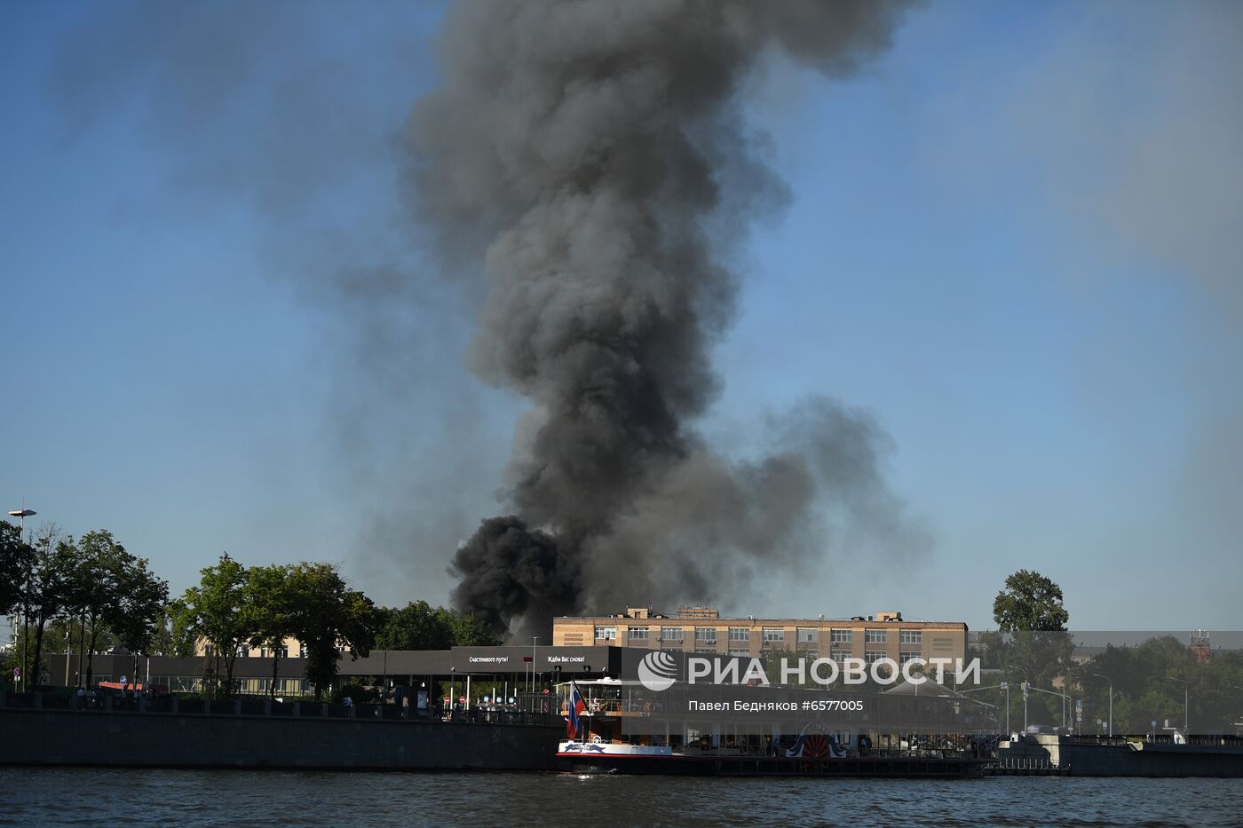 Склад пиротехники горит в Москве