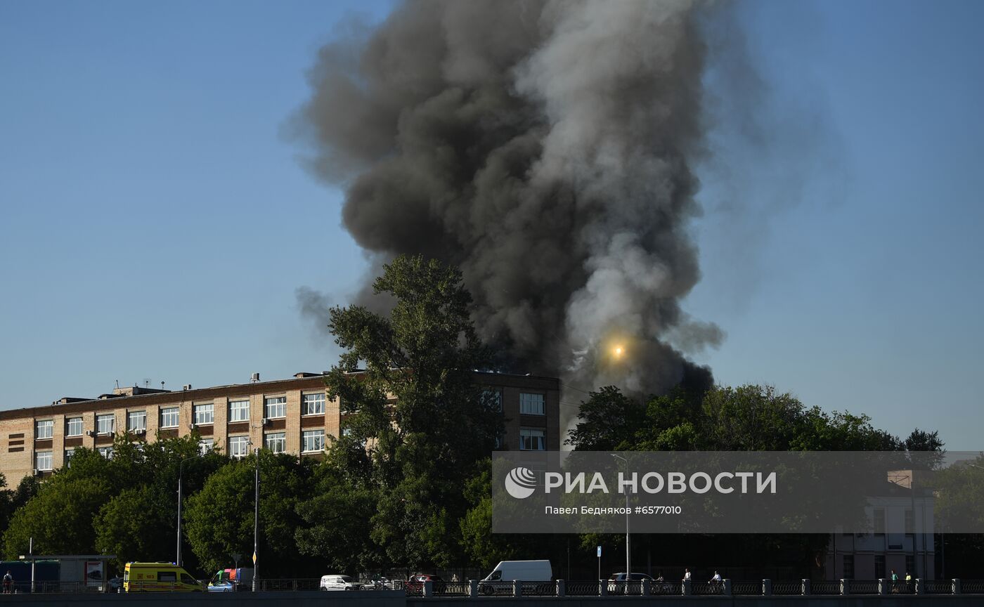 Склад пиротехники горит в Москве