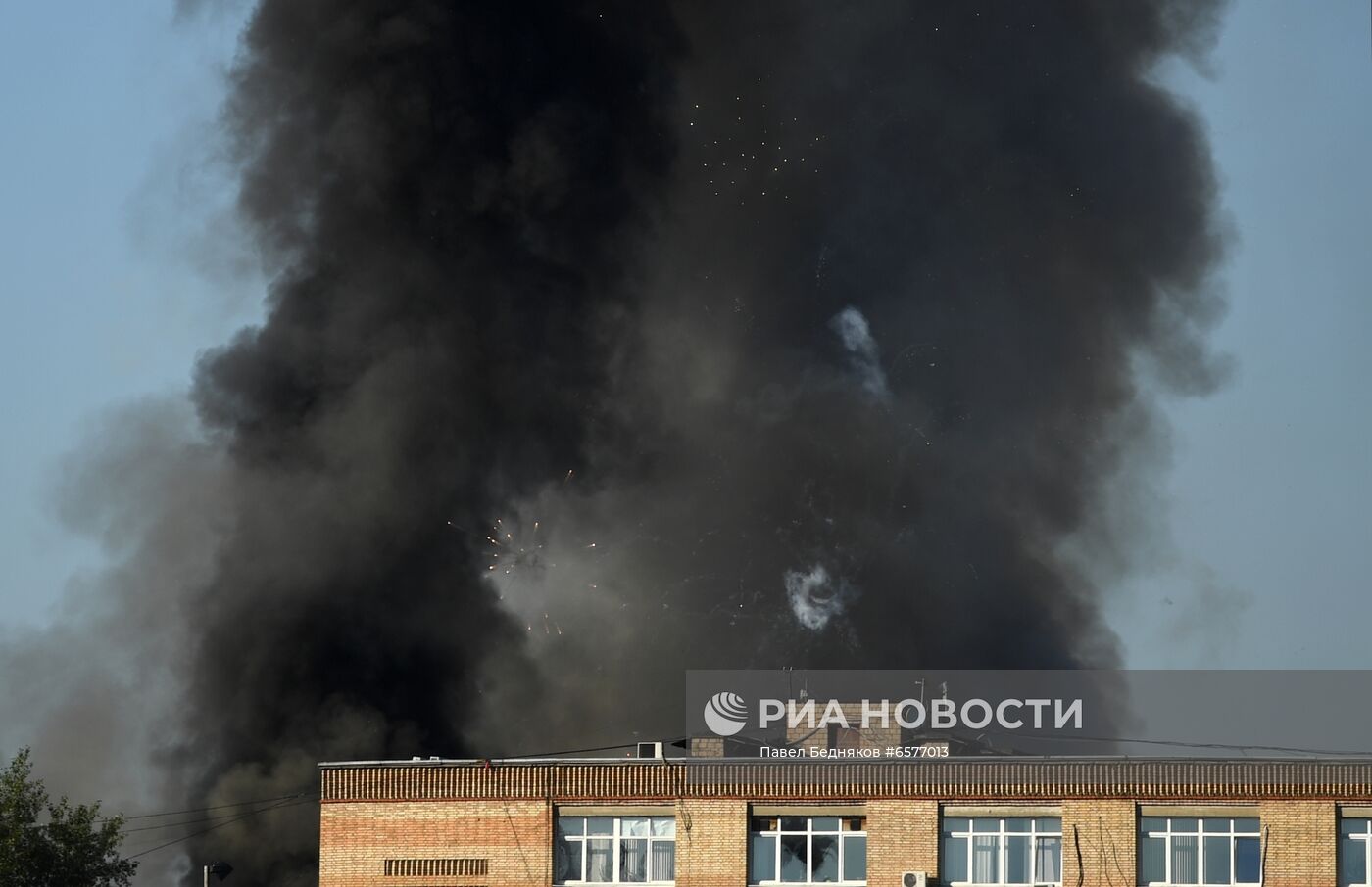 Склад пиротехники горит в Москве