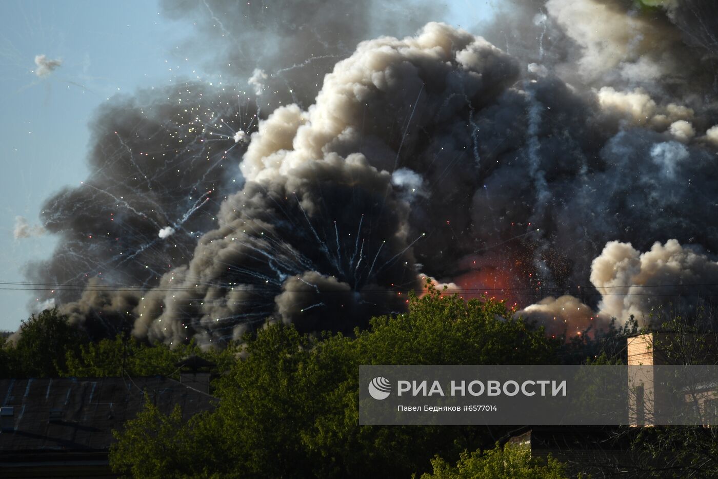 Склад пиротехники горит в Москве