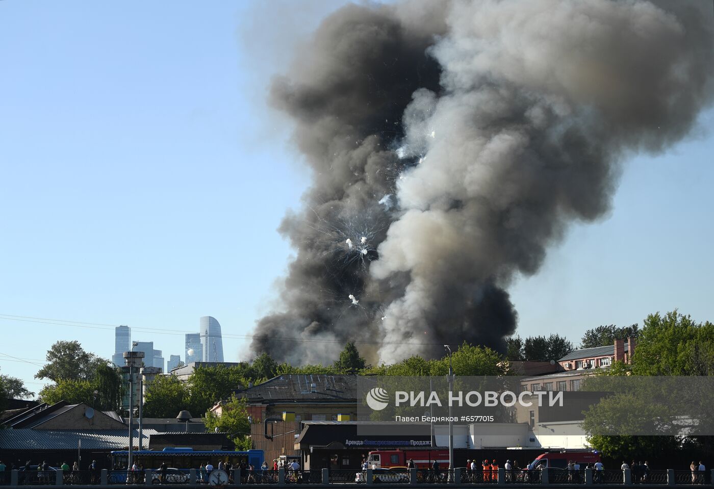 Склад пиротехники горит в Москве