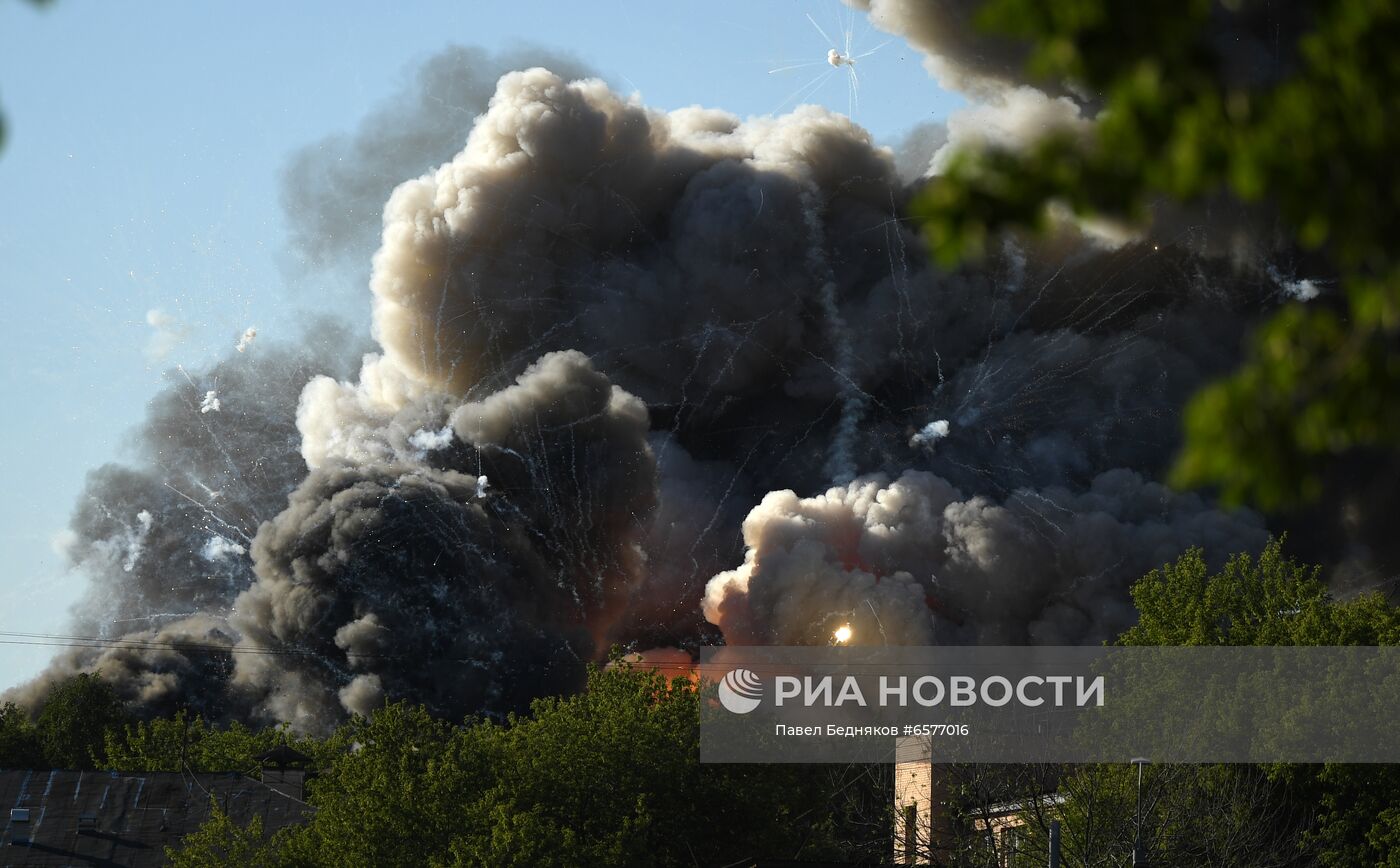 Склад пиротехники горит в Москве