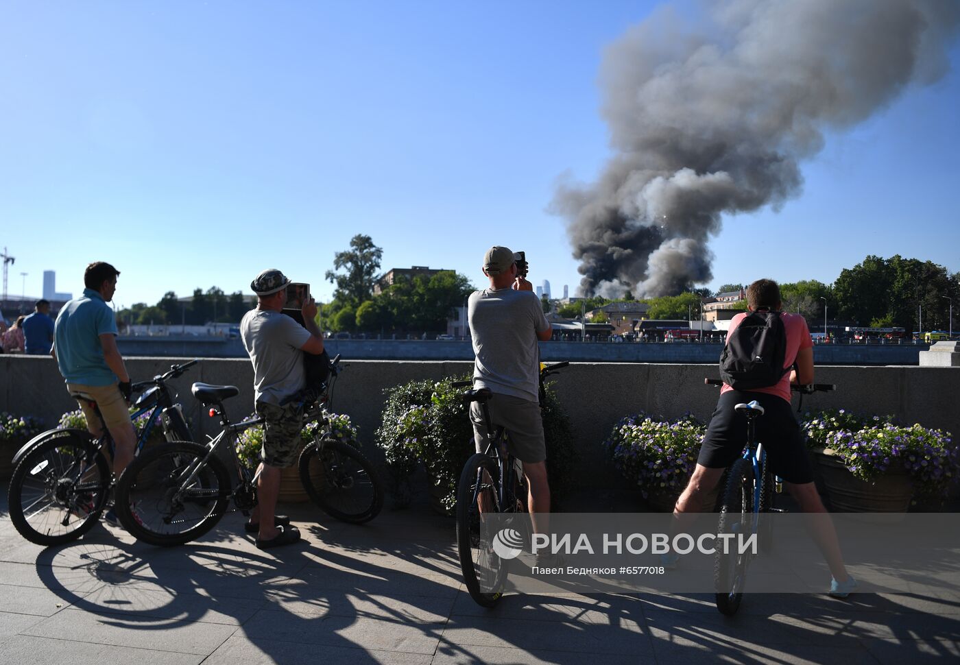 Склад пиротехники горит в Москве