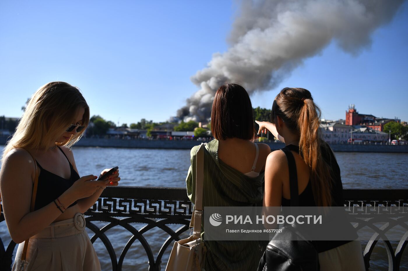 Склад пиротехники горит в Москве