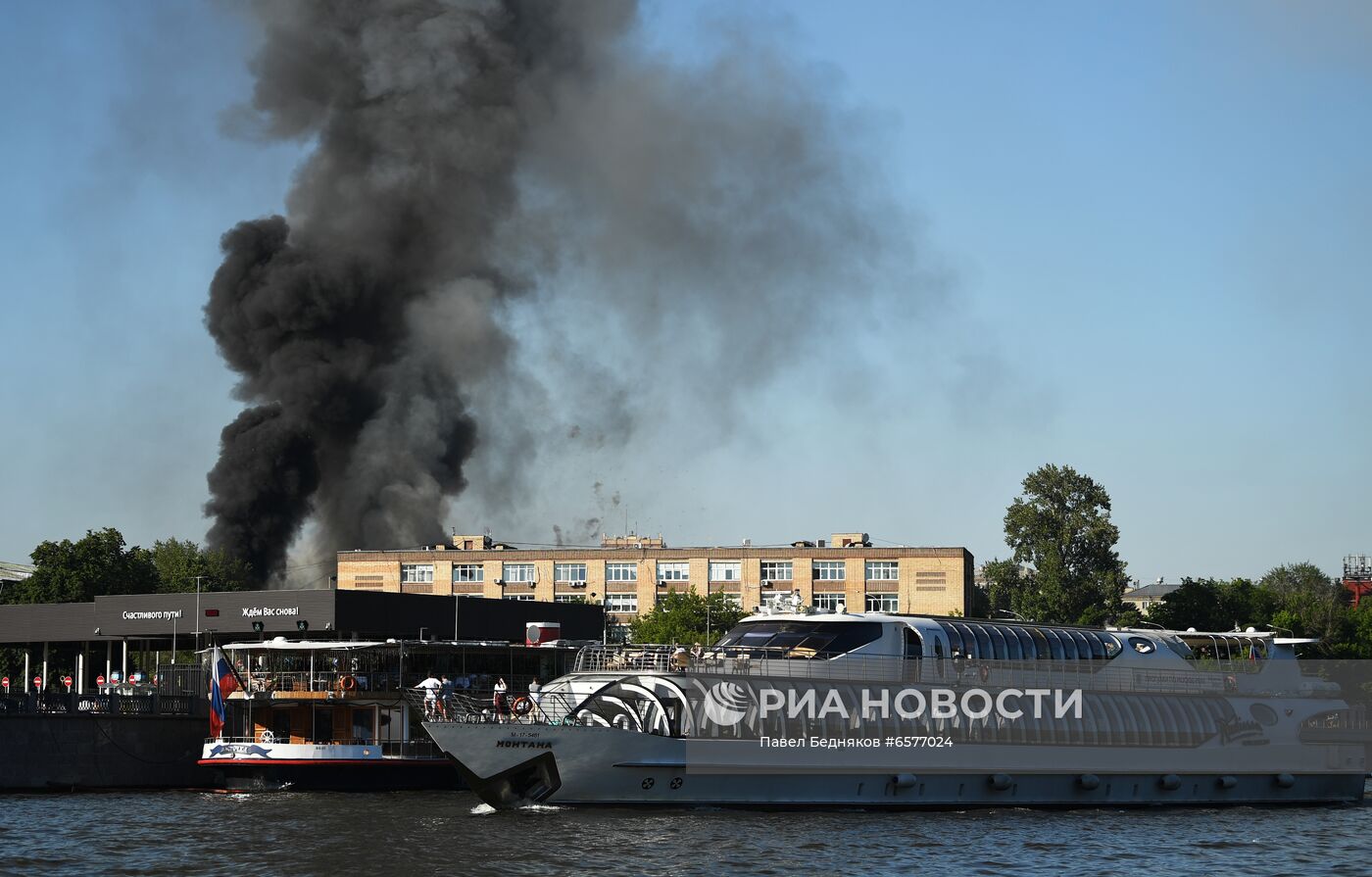 Склад пиротехники горит в Москве