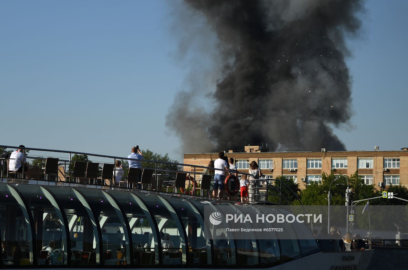 Склад пиротехники горит в Москве