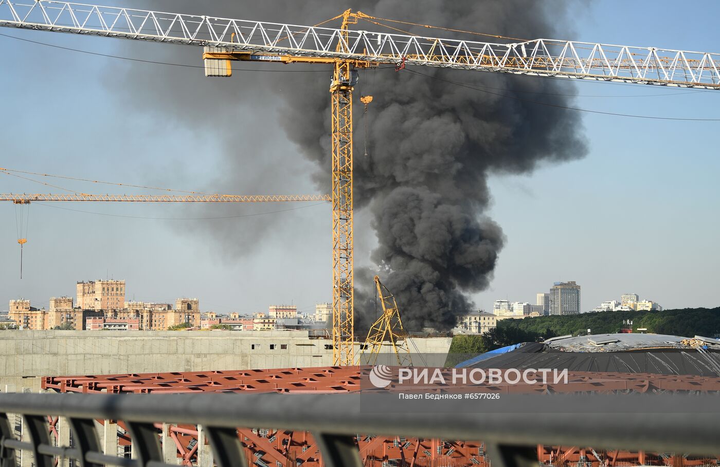 Склад пиротехники горит в Москве