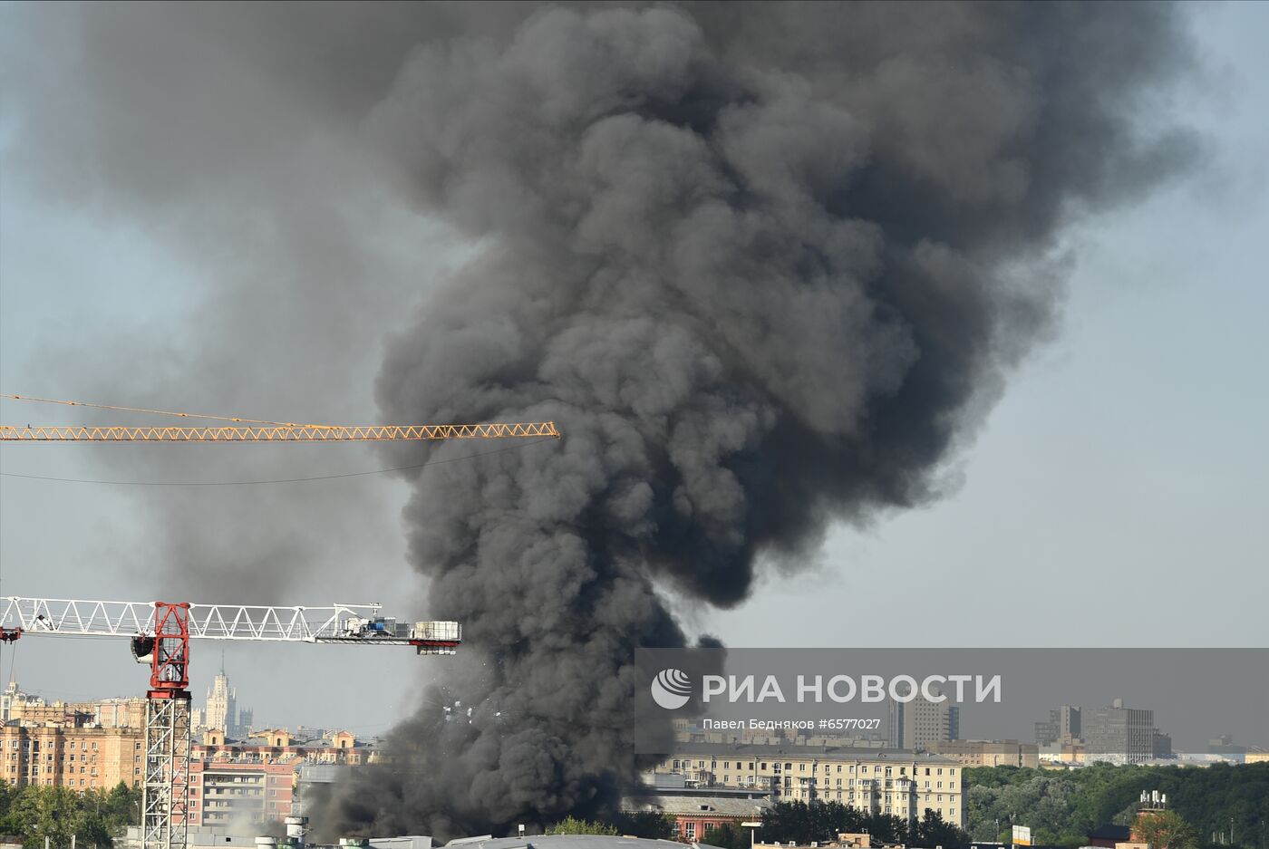 Склад пиротехники горит в Москве