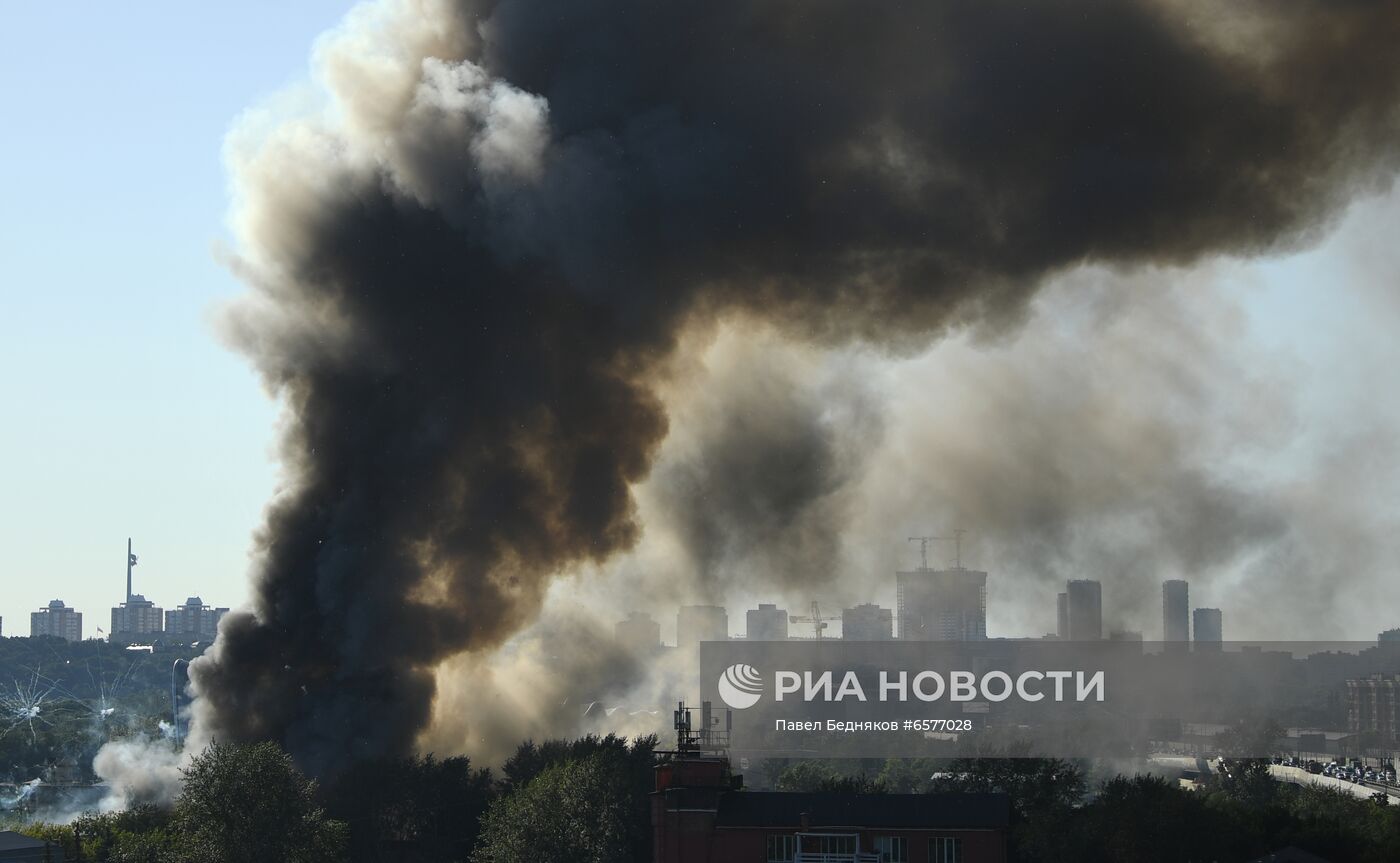 Склад пиротехники горит в Москве