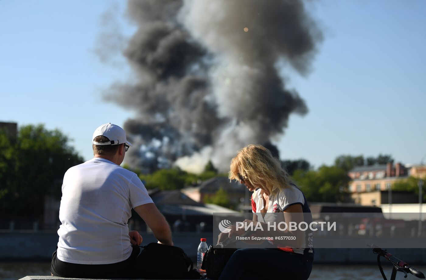 Склад пиротехники горит в Москве