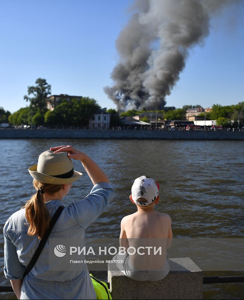 Склад пиротехники горит в Москве