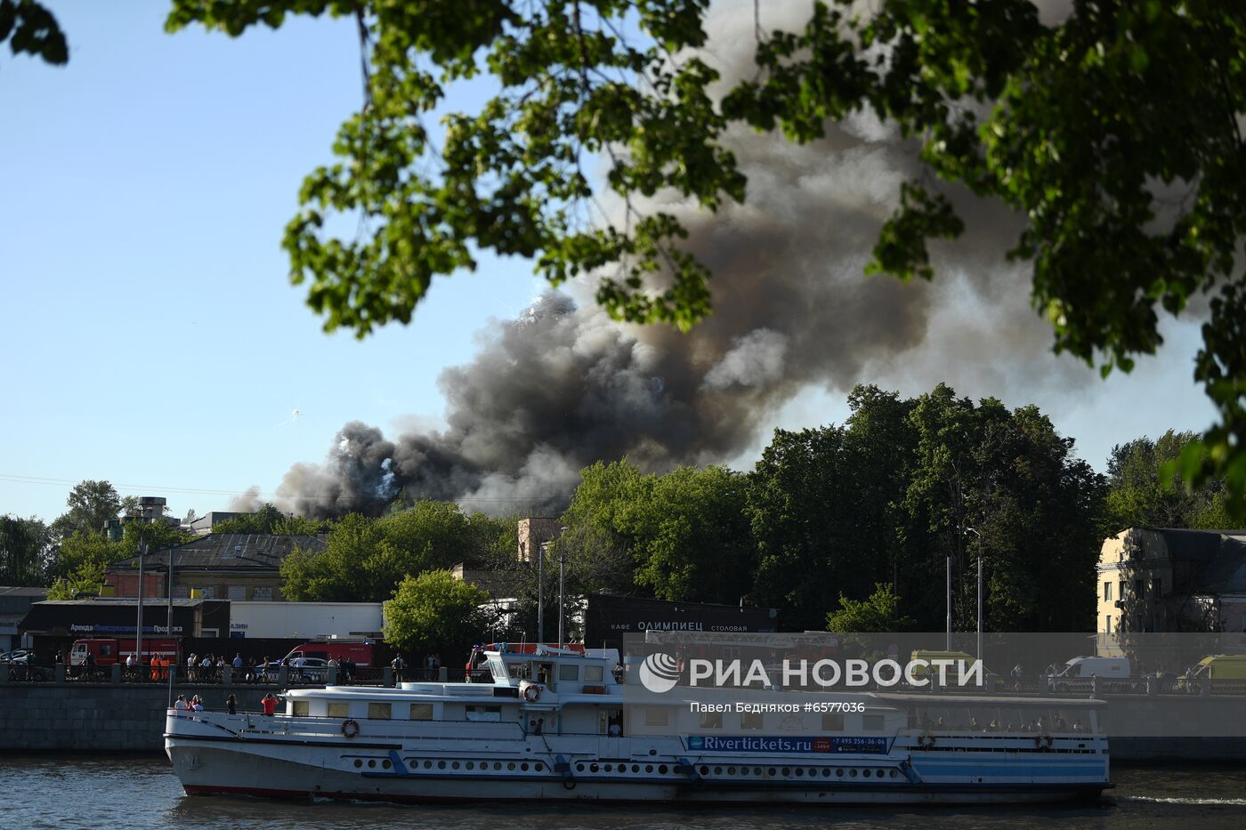 Склад пиротехники горит в Москве