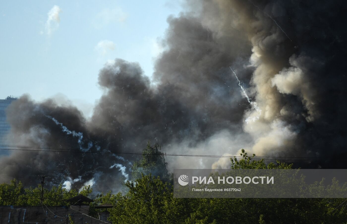 Склад пиротехники горит в Москве