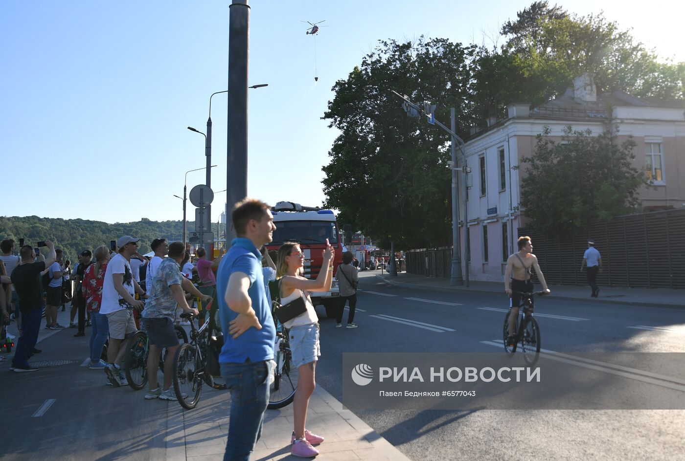 Склад пиротехники горит в Москве