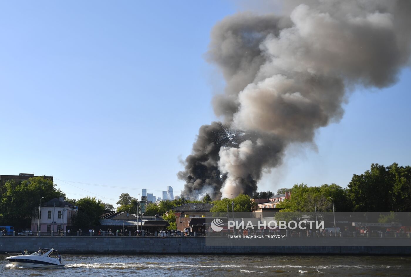 Склад пиротехники горит в Москве