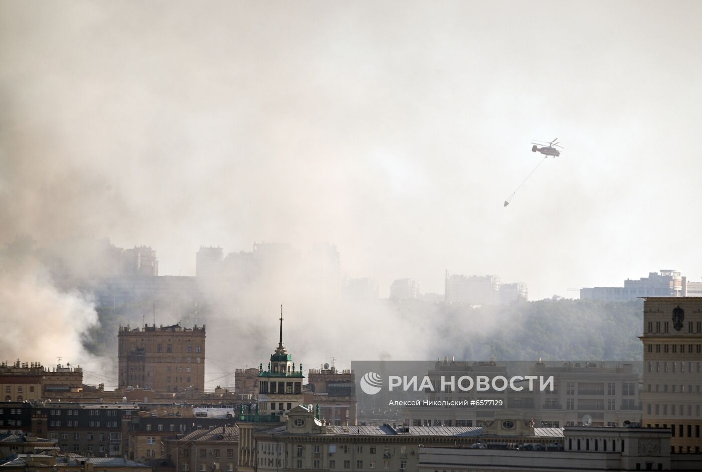 Склад пиротехники горит в Москве