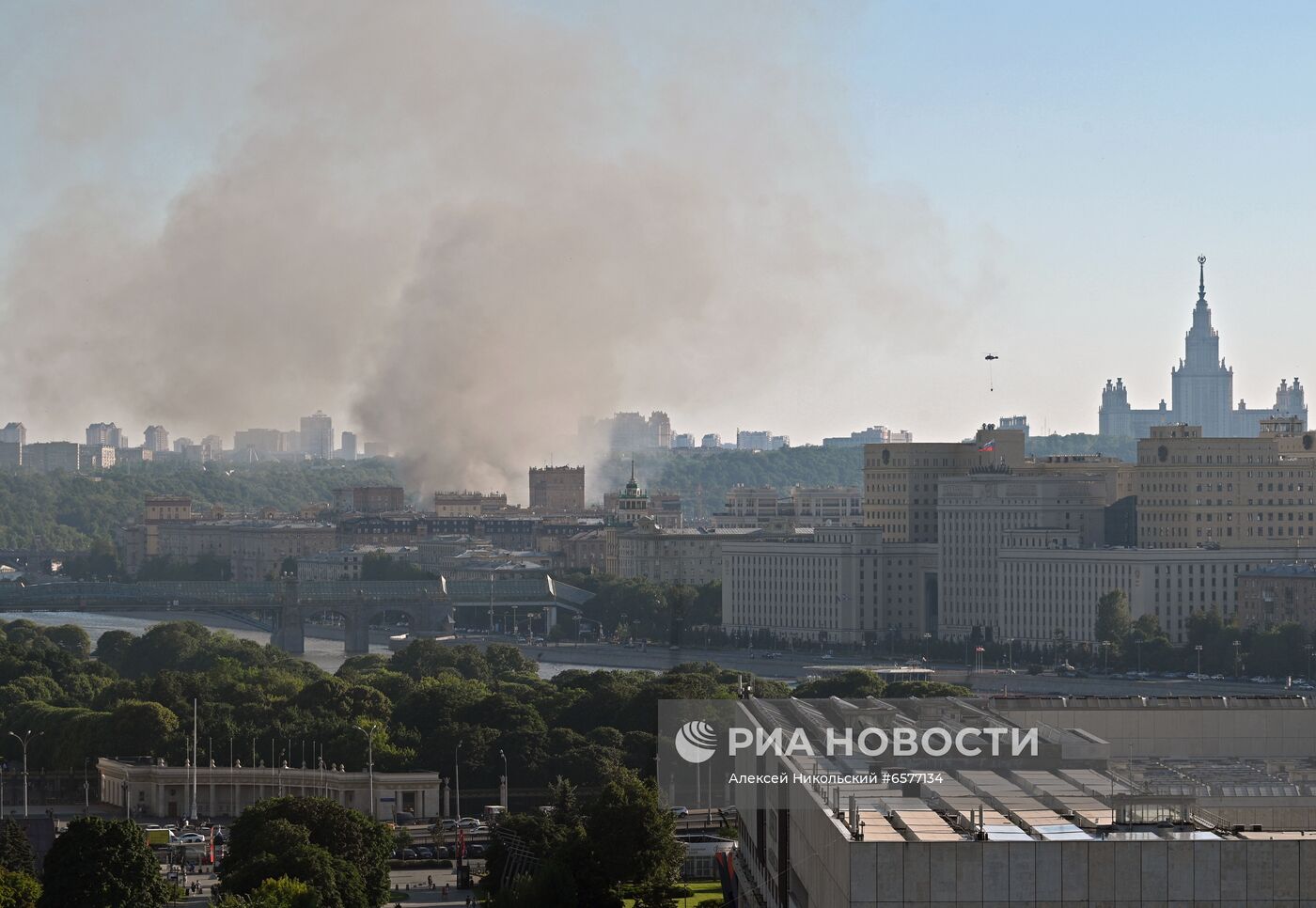 Склад пиротехники горит в Москве