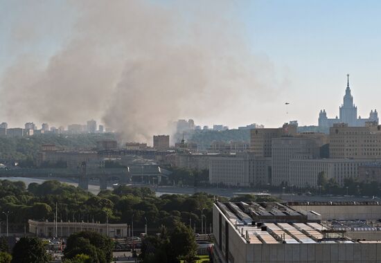 Склад пиротехники горит в Москве