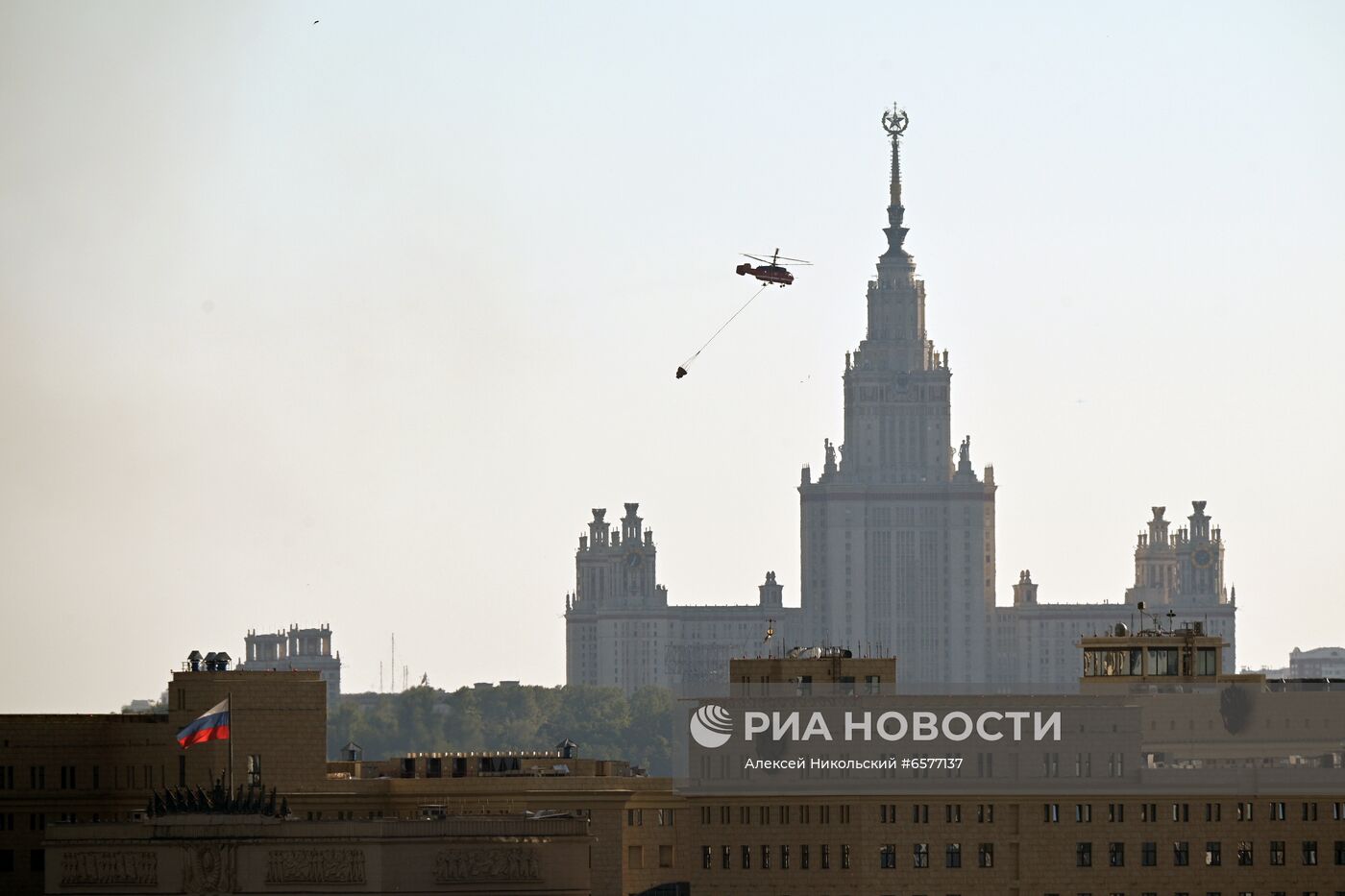 Склад пиротехники горит в Москве