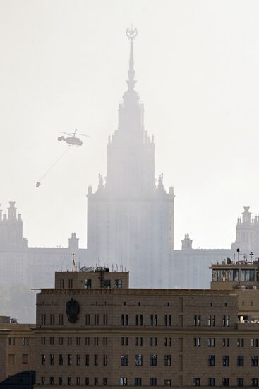 Склад пиротехники горит в Москве