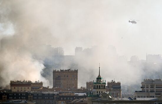 Склад пиротехники горит в Москве