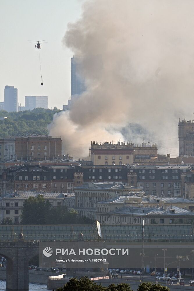 Склад пиротехники горит в Москве