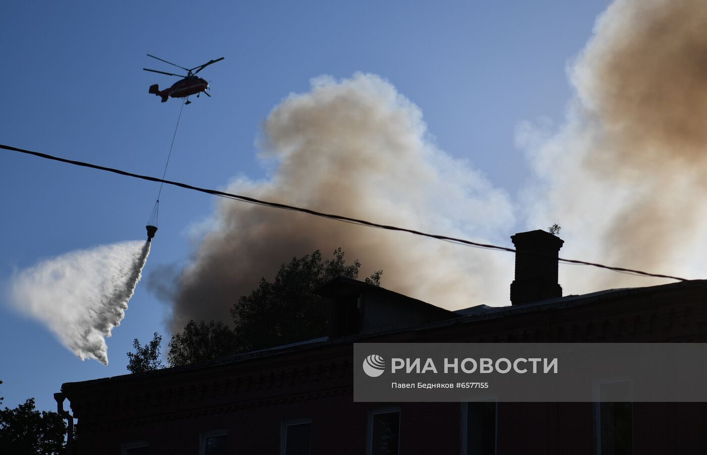 Склад пиротехники горит в Москве