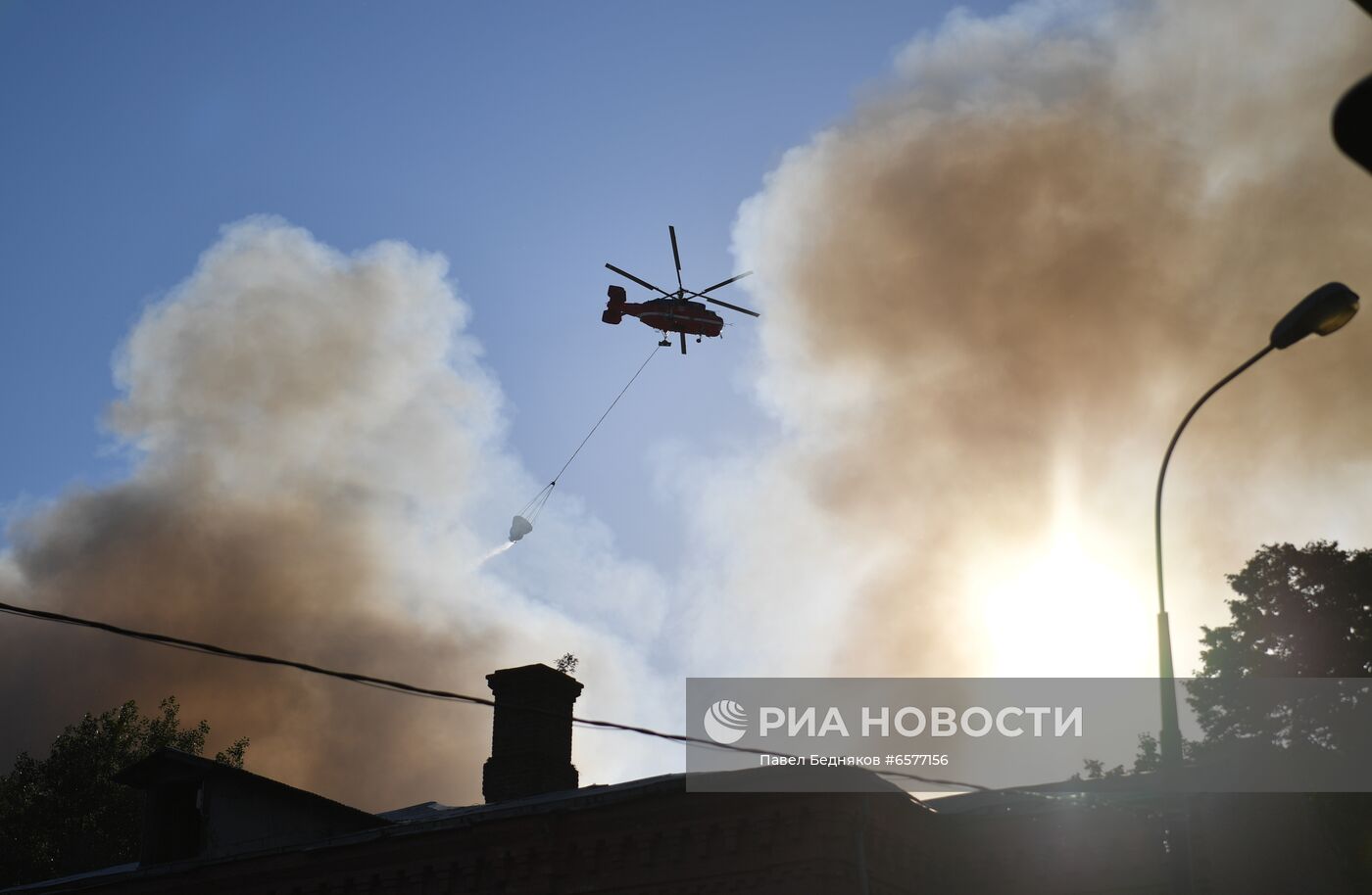 Склад пиротехники горит в Москве