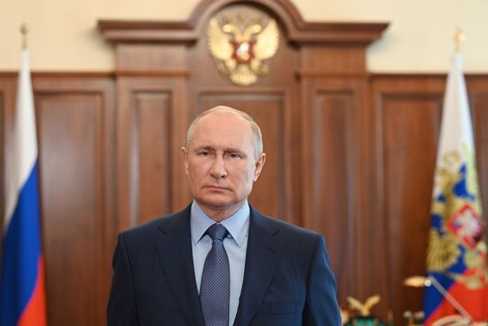Президент РФ В. Путин поздравил медиков с профессиональным праздником