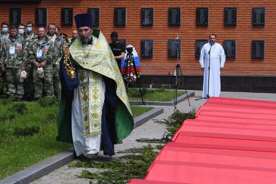 Церемония перезахоронения красноармейцев, погибших в битве в Подмосковье