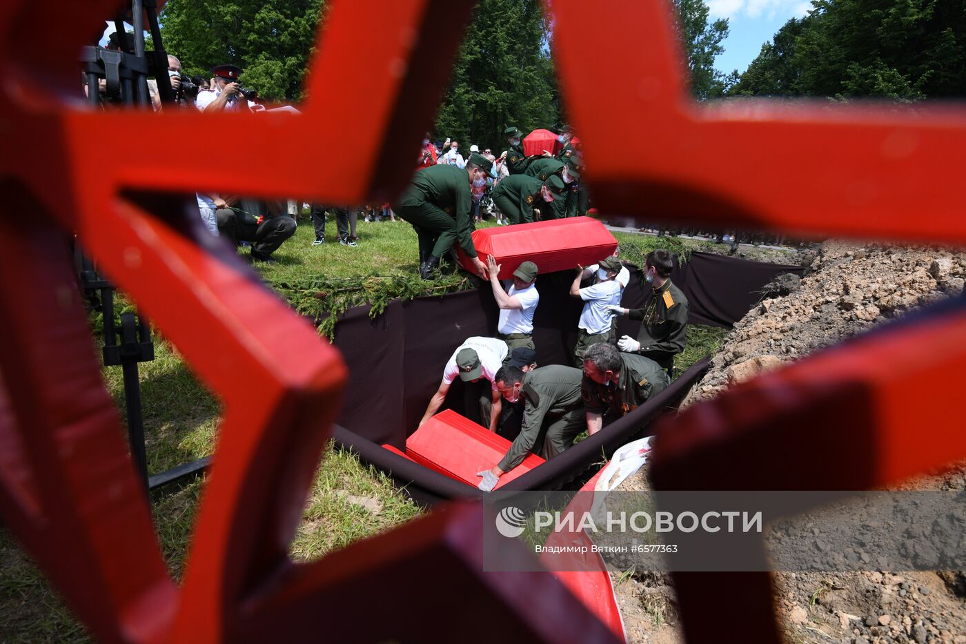 Церемония перезахоронения красноармейцев, погибших в битве в Подмосковье