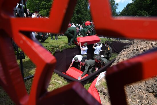 Церемония перезахоронения красноармейцев, погибших в битве в Подмосковье 