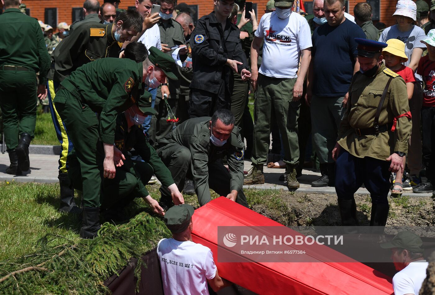 Церемония перезахоронения красноармейцев, погибших в битве в Подмосковье 