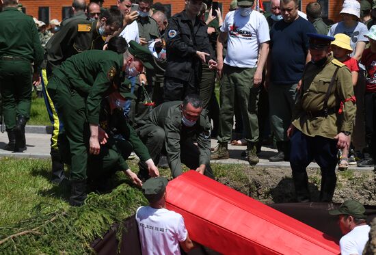 Церемония перезахоронения красноармейцев, погибших в битве в Подмосковье 